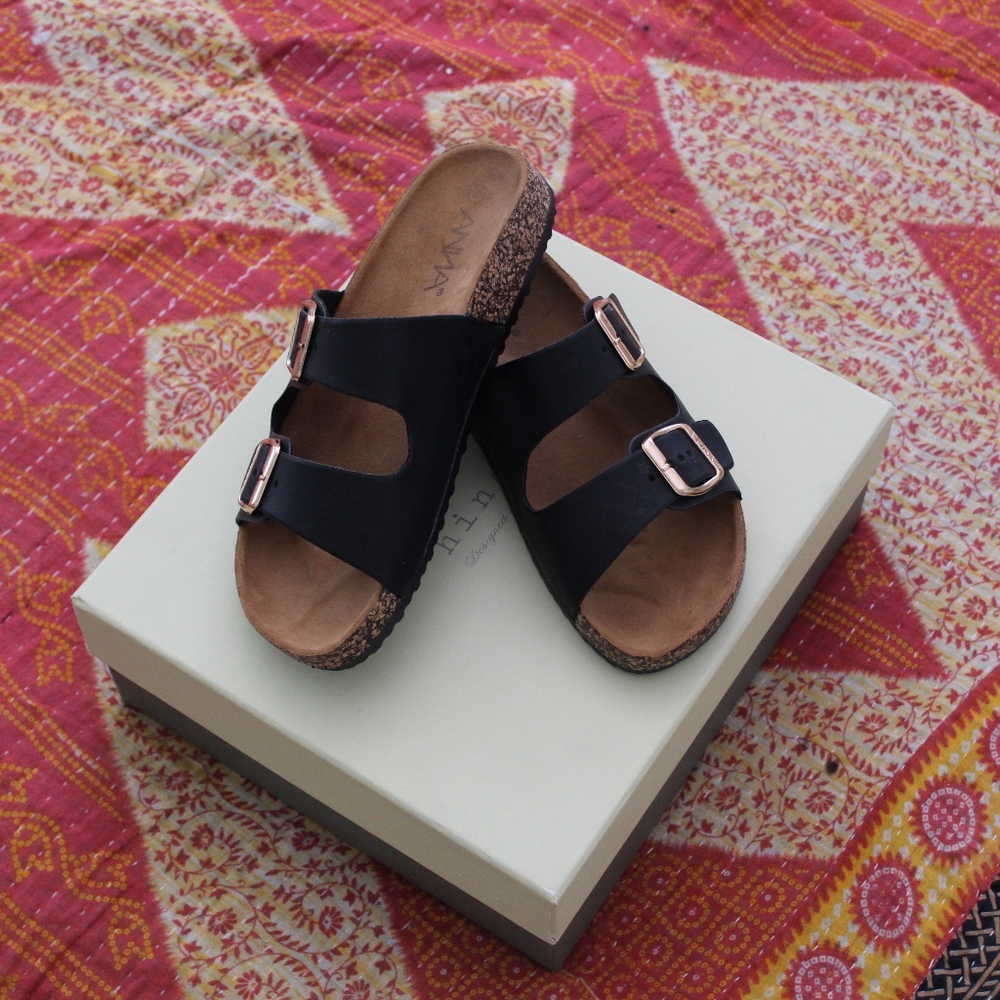Sandals - Picture 2 of 3